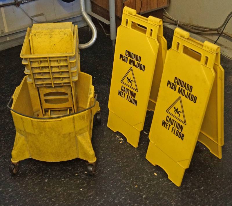 lot 1086 image: Commercial Mop Bucket and 2 Caution Wet Floor Signs