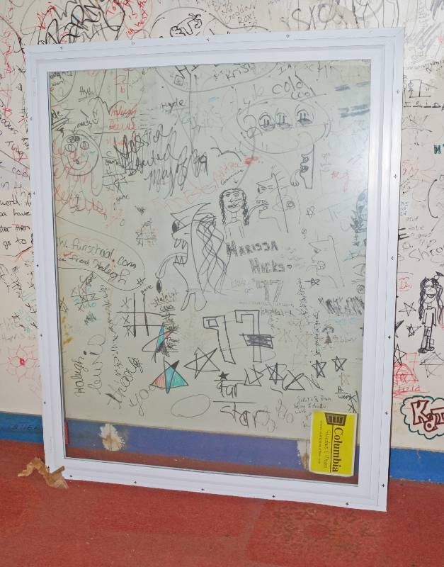 lot 1095 image: Big Window with Frame - 4 x 5