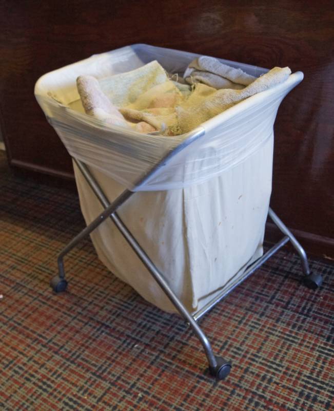 lot 1105 image: Laundry Basket on Wheels with Towels