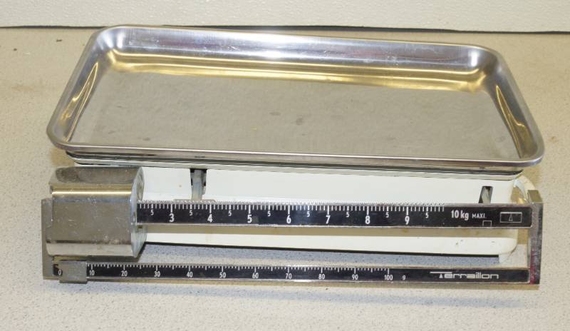 lot 1120 image: Really Cool Kitchen Scale - LOOK HERE AT THIS ONE