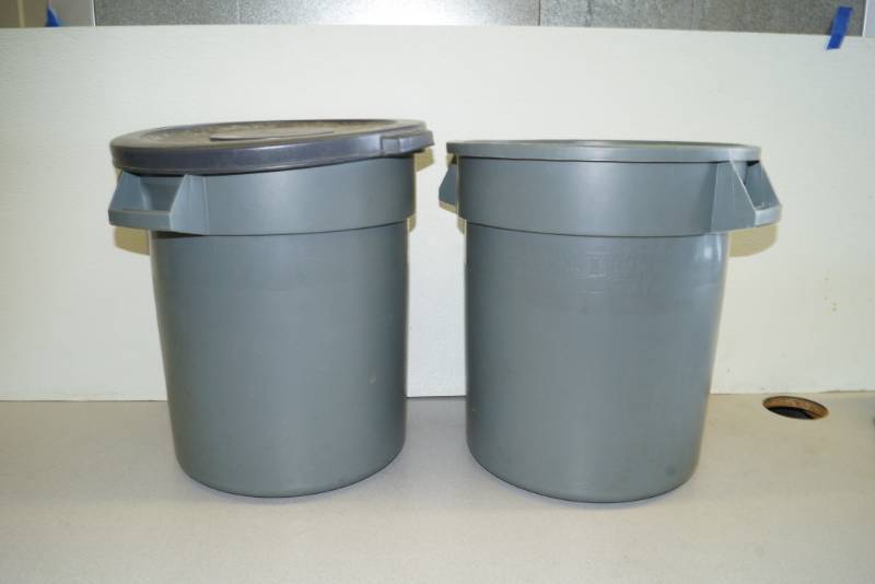 lot 1127 image: 2 Small Brute Trash Cans with One Lid