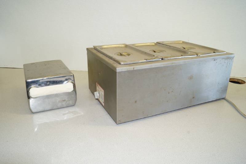 lot 1134 image: Lite Line Food Warmer with Pans and Lids (gets hot) and Napkin Dispenser
