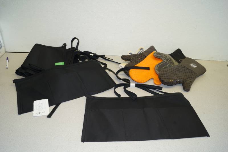 lot 1137 image: Big Lot of Aprons and Oven Mitts