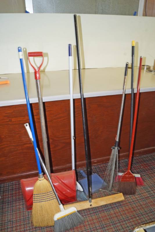 lot 1148 image: Brooms and Shovel