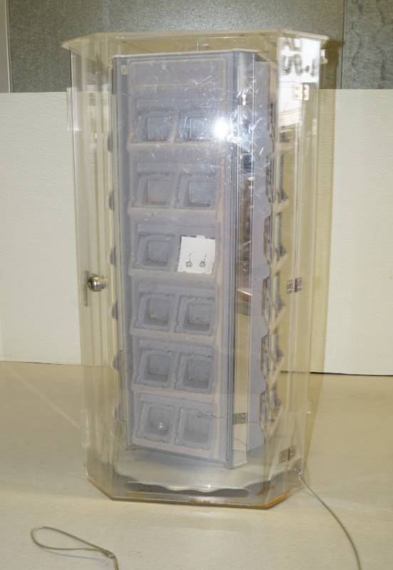 lot 1158 image: Locking Rotating Jewelry Display Rack with Key