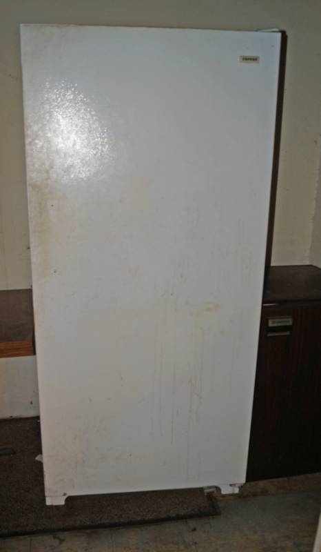 lot 1185 image: Restaurant Freezer - Gets Cold - Needs Cleaned