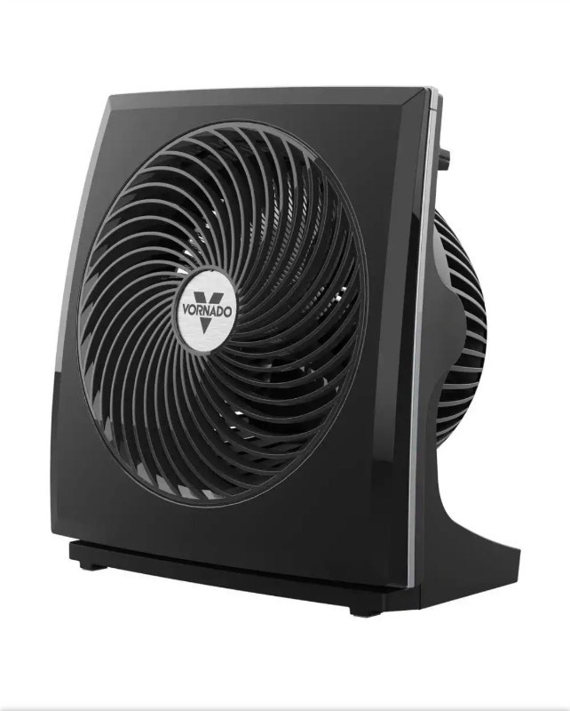 lot 4421089 image: Vornado573T 7 in. 3-Speed Desk Fan in Black with Adjustable Tilt - Retail $39