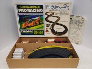 lot 17 image: Vingage 1975 TYCOPRO Electric Racing System #8105 C-25-5 in Original Box - Complete - All Parts Present