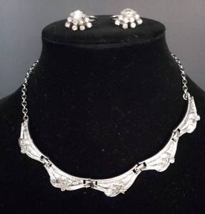lot 53 image: Vintage 1960s Silver Metal & Rhinestrone Choker Necklace & Screw Back Earrings