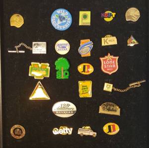 lot 84 image: Collection of Vintage CollarLapel Pins & Tie Tacks - Gruhn Guitars, Lone Star Beer, Jimmy Dean, Getty, FedEx, United Way, Rockwell Int., Publix, and more