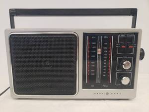 lot 1 image: Vintage 1980s General Electric AMFM Portable ACDC Radio - Model #7-2857A - Works