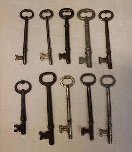 lot 19 image: Collection of Antique Metal Skeleton Keys - 10 Total - Largest is 3.5in L