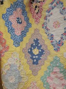 lot 22 image: Antique Cutter Quilt - Martha Washington Hexagon Diamond Garden Pattern - Appx 70in W x 90in L - 100% Cotton - Hand Sewn & Quilted