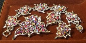 lot 41 image: Vintage 1960s Sarah Coventry Red Aurora Borealis Jewelry Set - BEAUTIFUL - Brooch 3in L x 2.25in W, Clip Earrings 1 38in L x 1 18in W, and Bracelet 7.5in L x 1in W
