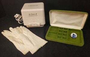 lot 43 image: Vintage Genuine Leather Ladies Gloves, Painted Pottery Brooch, Vintage Green Velvet Jewely Case, and Connoisseurs la Sonic II Electric Jewelry Cleanter