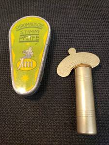 lot 56 image: Antique Deutchland CHROATISCHE STIMMPFEIFE - Metal Choral Pitch Pipe - in Original Tin Case - Works - 2.75in L x 1.5in W
