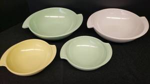lot 81 image: Vintage BOONTON - 4 Pcs - Seafoam Green, White, & Yellow MelmacMelamine Atomic Pattern Bowls #604-10 Winged Serving Bowls 10in W x 2.5in T, and #307-10 SoupCereal Bowls - 5in W x 2in T