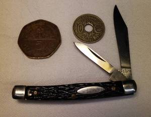 lot 82 image: Vintage SABRE 2 Blade Pocket Knife - 2.75in L Closed - 4 58in L Open, and Antique 1922 France 10 Centimes Coin - Lindauer MS - French Cupronickel - .75 in W, and 2011 Haiti 5 Gourdes World Coin - 1 18in W