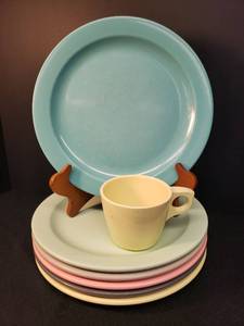 lot 132 image: Vintage BOONTON MelmacMelamine Multi Colors - 6 Dinner Plates 10in W -  #102-10, and 1 Yellow Coffee Cup #201-8