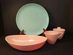 lot 133 image: Vintage 1950s-60s Mar-Crest Melmac - Pink Melamine Cream And Sugar Set, Oval Vegetable Serving Bowl 9.25in L x 6in W, and 1 Imperial Ware Blue Speckled Melamine 10in Dinner Plate #D-3