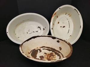lot 148 image: 3 Vintage Black & White Enamelware Oval Wash Basins - 18in L x 13.5in W x 5in T