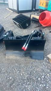 lot 352 image: Hydraulic dozer blade mini skid