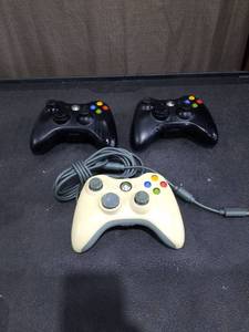 lot 3905 image: Xbox 360 Controllers Bundle - Wireless and Wired