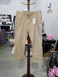 lot 3953 image: Old Navy Mens Ultimate Athletic Khaki Chino Pants Size 38x30