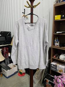 lot 3960 image: MV Sport Gray Pullover Sweatshirt XXL