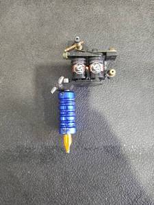 lot 3979 image: Professional Tattoo Machine Gun with Blue Grip