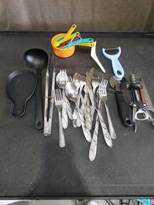 lot 3993 image: Mixed Kitchen Utensil and Tool Set