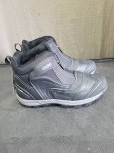 lot 4949 image: Khombu Black Winter Hiking Boots with Fleece Lining Size 12