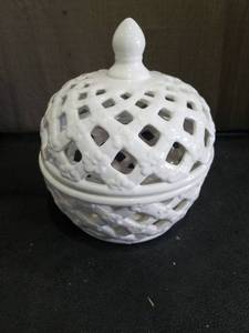 lot 4967 image: White Ceramic Lattice Work Covered Bowl with Lid
