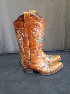 lot 4975 image: Circle G Womens Leather Cowboy Boots with Turquoise Cross Embroidery Size 7.5