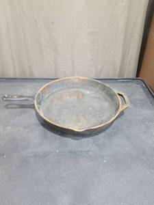 lot 4986 image: Lodge Cast Iron Skillet with Helper Handle