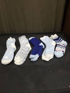 lot 4994 image: Womens Fuzzy Slipper Socks 5-Pack Bundle