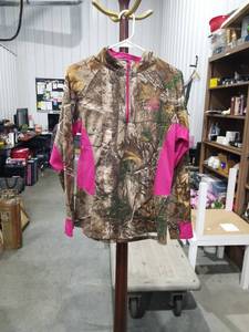 lot 11290 image: Realtree Camouflage Pink Performance Jacket Size L
