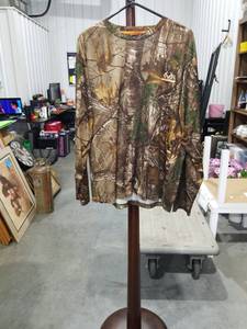 lot 11291 image: Realtree Camouflage Long Sleeve Hunting Shirt Size Large