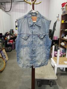 lot 11296 image: Levi Strauss Mens Denim Vest Size Large