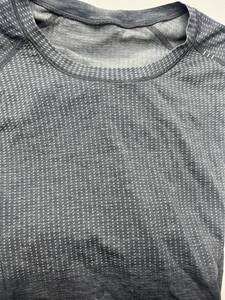 lot 104 image: Mens Large Lululemon Metal Vent Tech Short Sleeve Shirt
