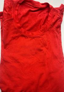 lot 107 image: Mens Large Lululemon Red Athletic Performance Top