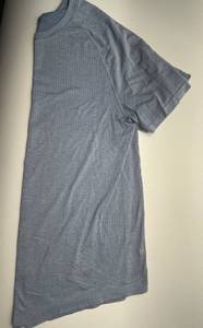 lot 109 image: Mens Large Gray Lululemon Athletic Performance T-Shirt