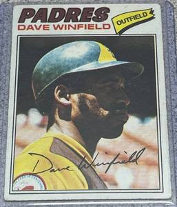 lot 156 image: 1977 Topps Baseball Card #390 - Dave Winfield