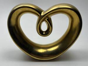 lot 168 image: Gold Heart Shaped Decorative Sculpture