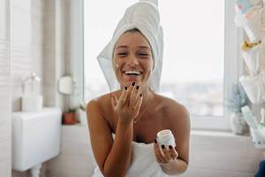 lot 31332 image: Vitality Precision Skin Micro-Exfoliating Scrub - Retail $25