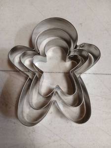 lot 31367 image: Stainless Steel Gingerbread Man Cookie Cutter Set of 3 - Retail $8