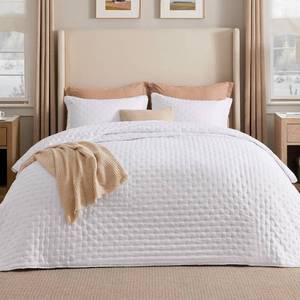 lot 13671 image: Bedsure California King Quilt - Bright White Bedspread California King Size and Lightweight Comforter, Modern Coverlet with Clover Pattern, Ultra Soft All-Season Bedding, 111x106 Inches