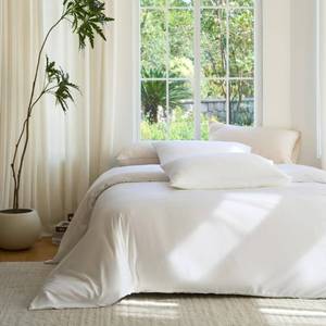 lot 19476 image: DOZ Duvet Cover Set, 100percent Viscose derived from Bamboo, Organically Grown, Buttery Soft, Cooling Duvet Covers, High GSM, 1 Duvet Cover and 2 Pillowcases, 106inx90in (Snow, KingCal King)