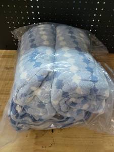 lot 19498 image: Blue and White Patterned Bath Towel Set