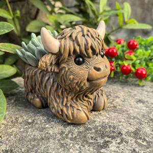 lot 11209 image: wsmart Highland Cow Planter, Resin Succulent Plant Pot, Small Decorative Animal Flower Container, Gift for Cow Lovers (Dark Brown)